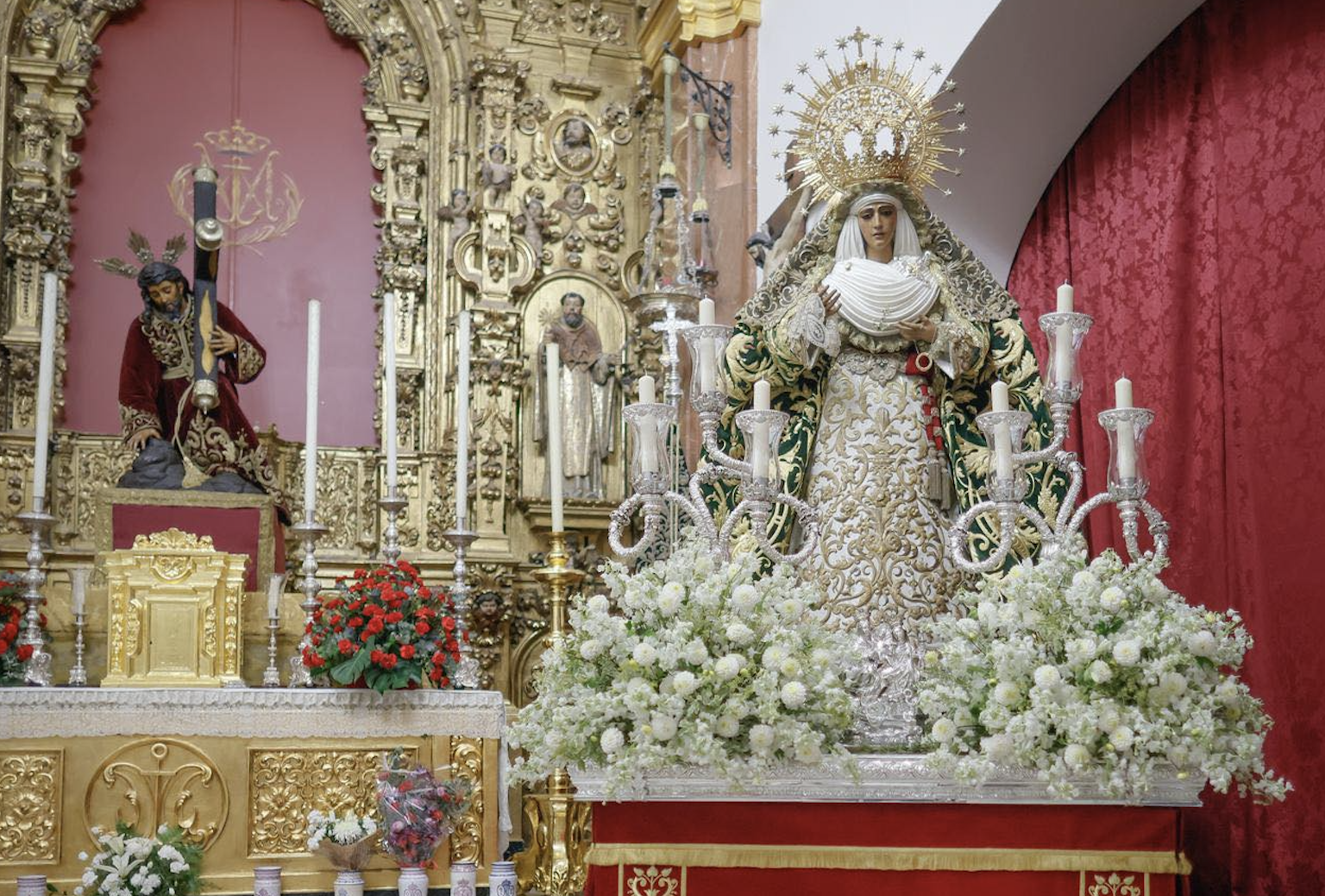 La Esperanza de Triana en el paso de traslado arreglado de flores.  