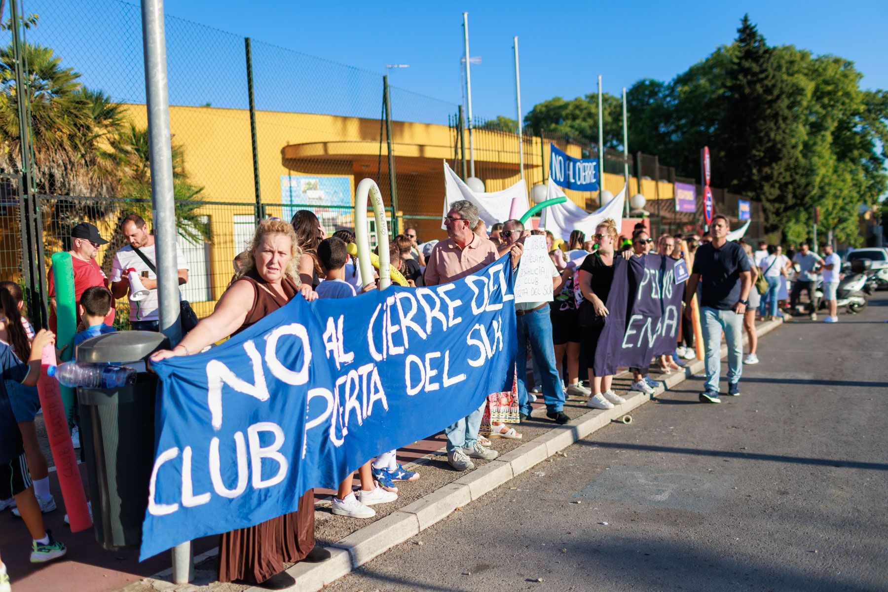 Un momento de la protesta a las puertas del Club Social Puerta del Sur. Un momento de la protesta a las puertas del Club Social Puerta del Sur.