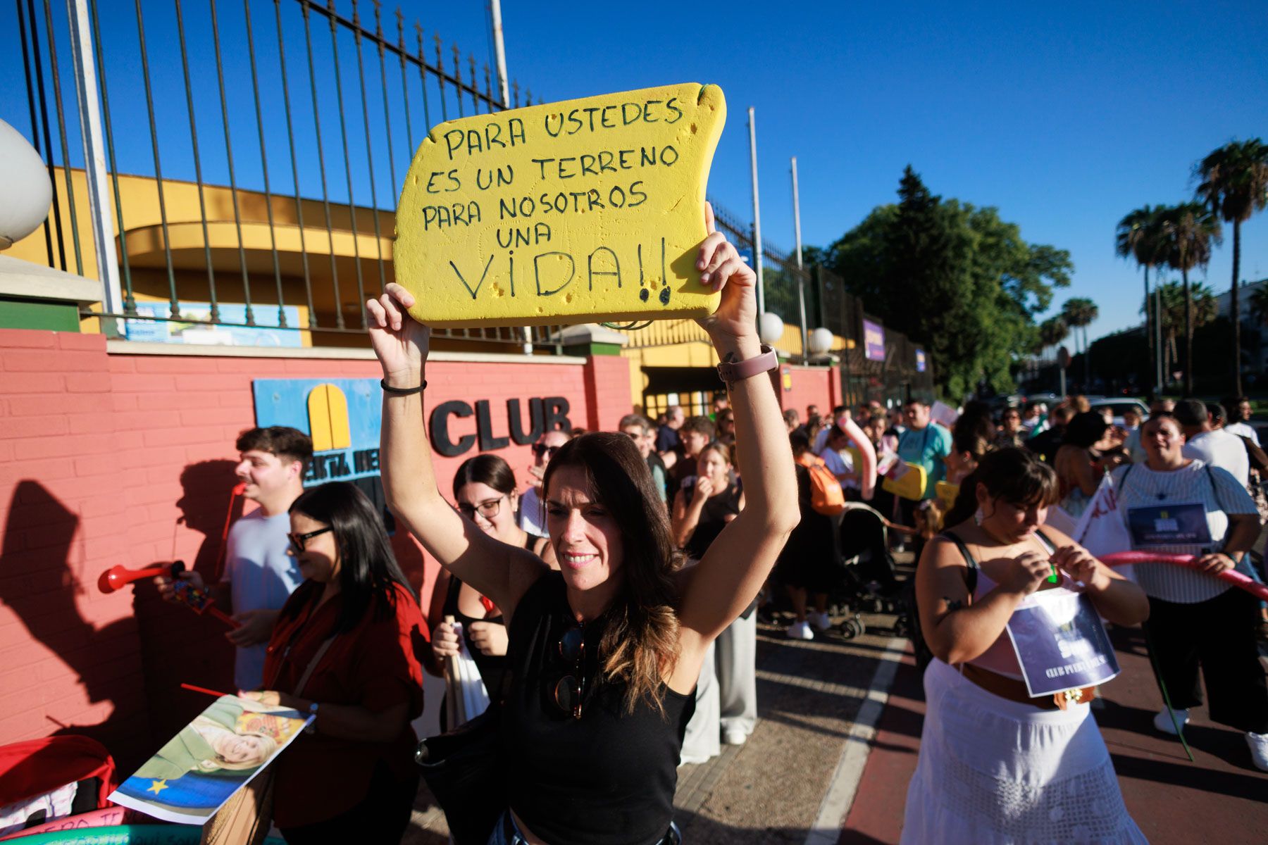 Un momento de la protesta esta tarde a las puertas del Club Social Puerta del Sur.