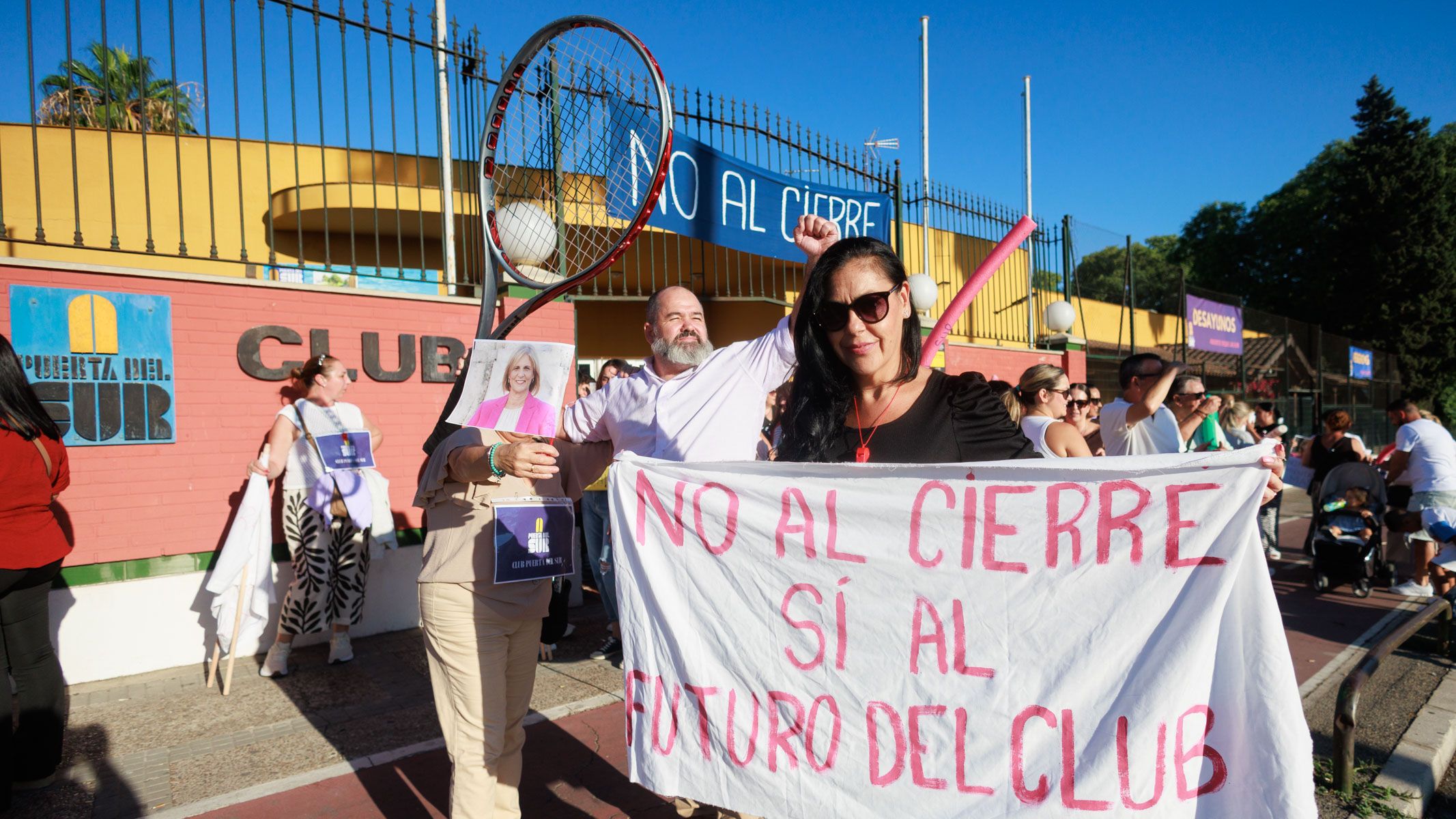 Protesta el pasado viernes ante el inminente cerrojazo temporal del Club Social Puerta del Sur.