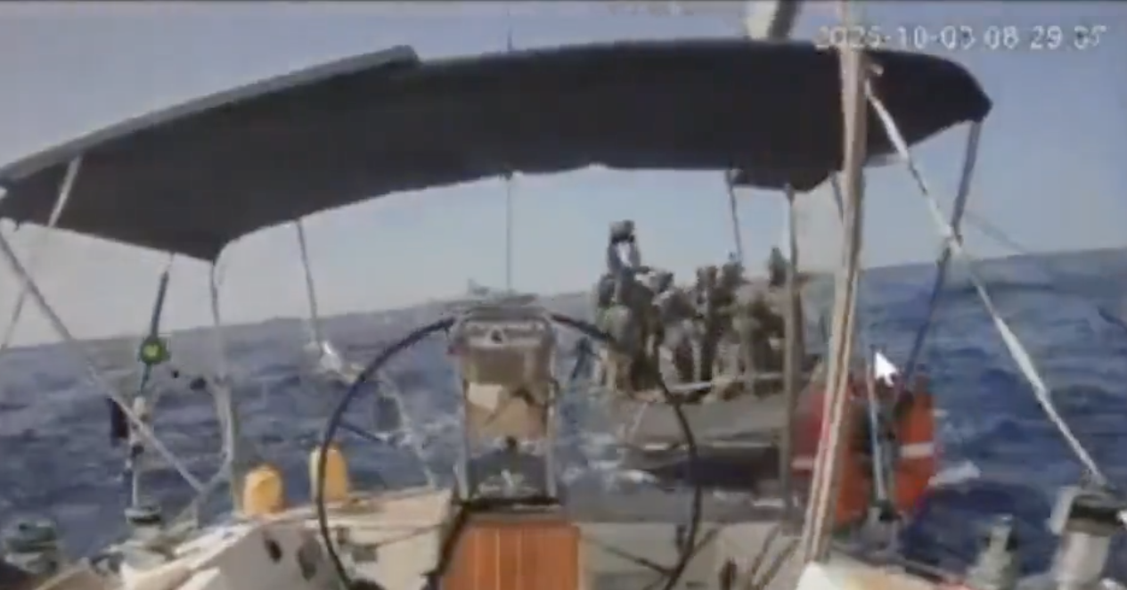 Fuerzas israelíes interceptando una embarcación de la flotilla a Gaza. Fuerzas israelíes interceptando una embarcación de la flotilla a Gaza.