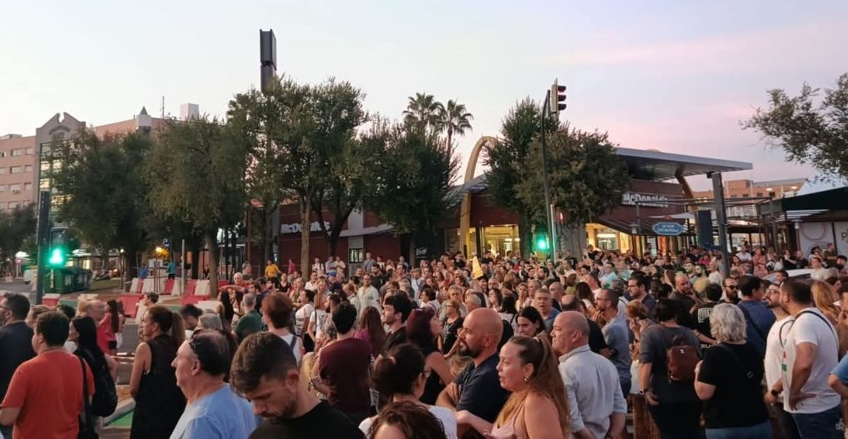 Protesta en Sevilla Este por el tranvibús.