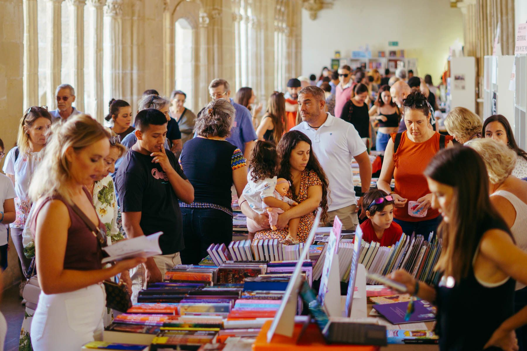 Visitantes desbordan los Claustros de Santo Domingo por la Feria del Libro de Jerez.