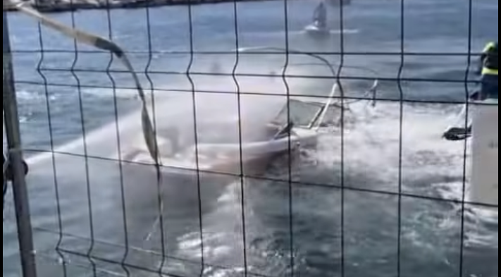 El barco hundido en el puerto de Fuengirola tras la explosión. El barco hundido en el puerto de Fuengirola tras la explosión.