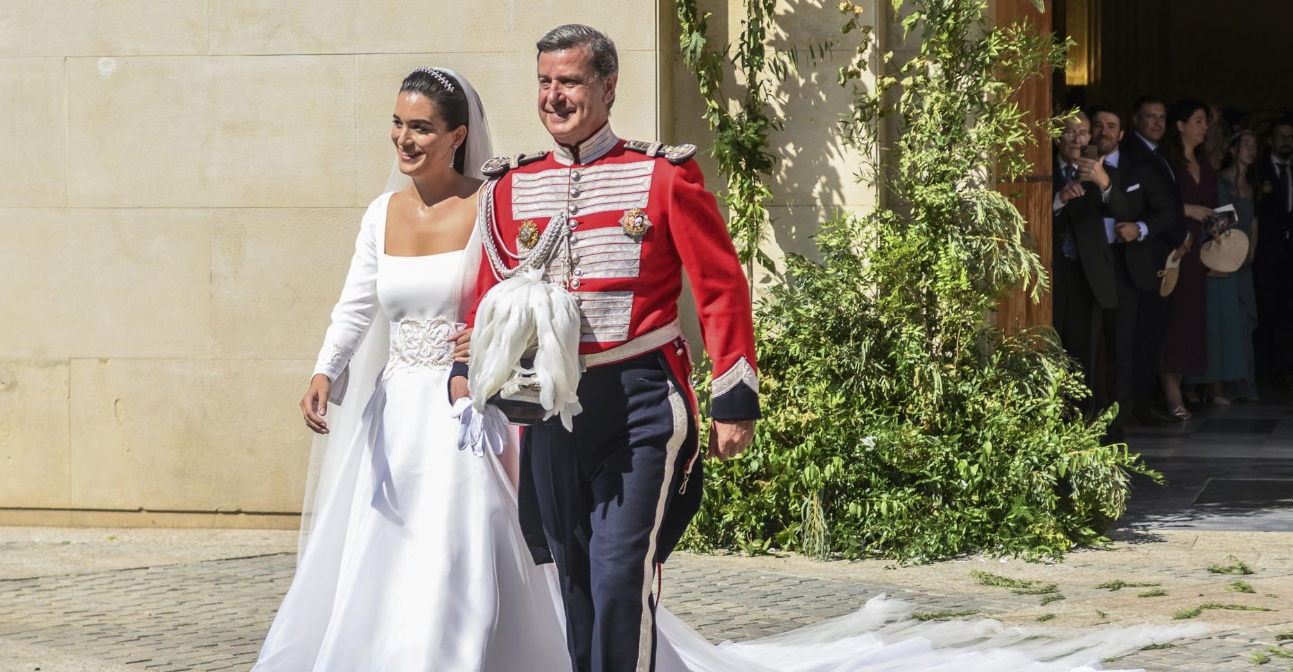 Cayetano Martínez de Irujo y Bárbara Mirjan, tras casarse en Sevilla.