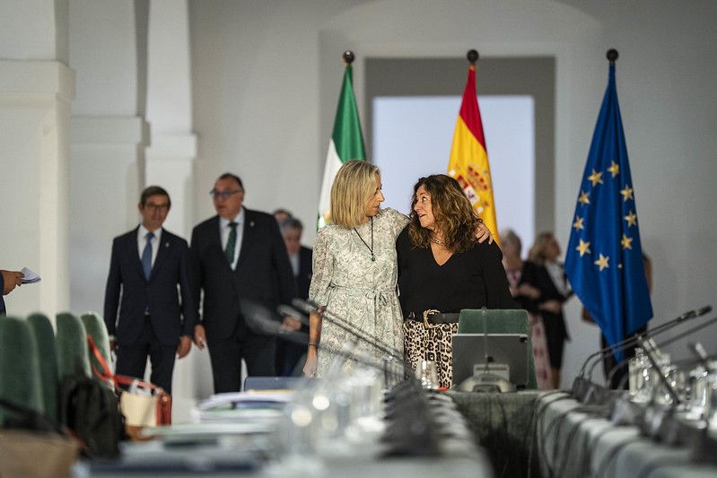 La consejera de Salud, Rocío Hernández, abrazada a la consejera María del Carmen Castillo.