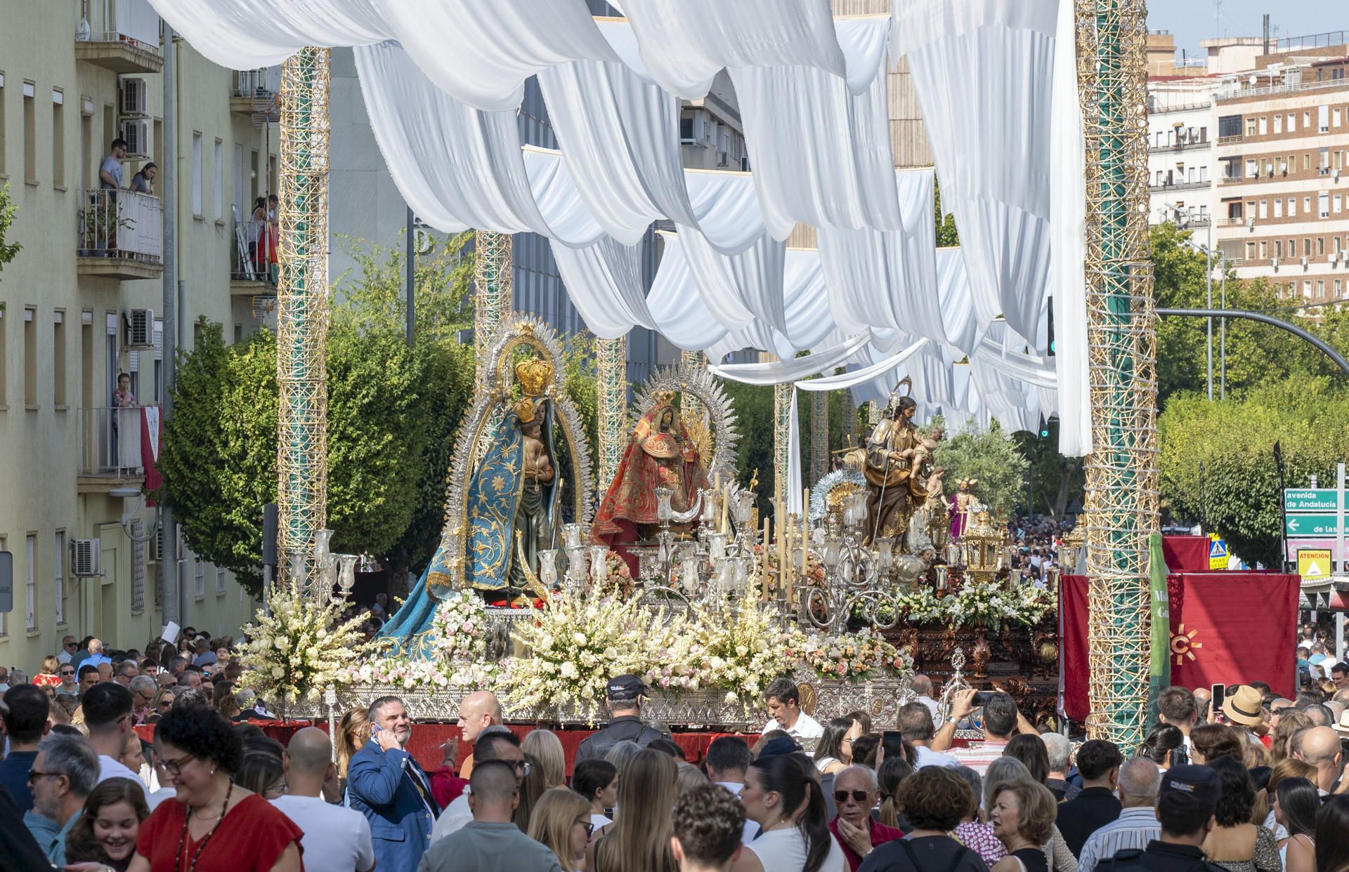 Miles de personas llenan este sábado las calles de Jaén por la celebración del Rosario Magno de la Esperanza.