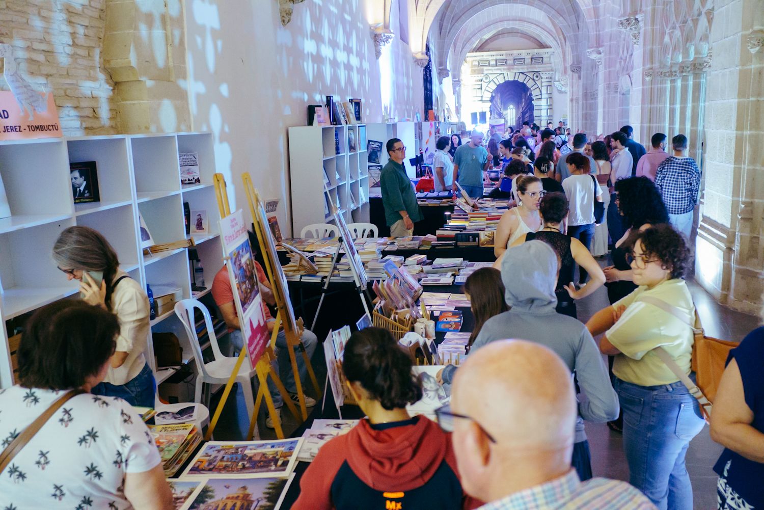 Asistentes en la Feria del Libro de Jerez.