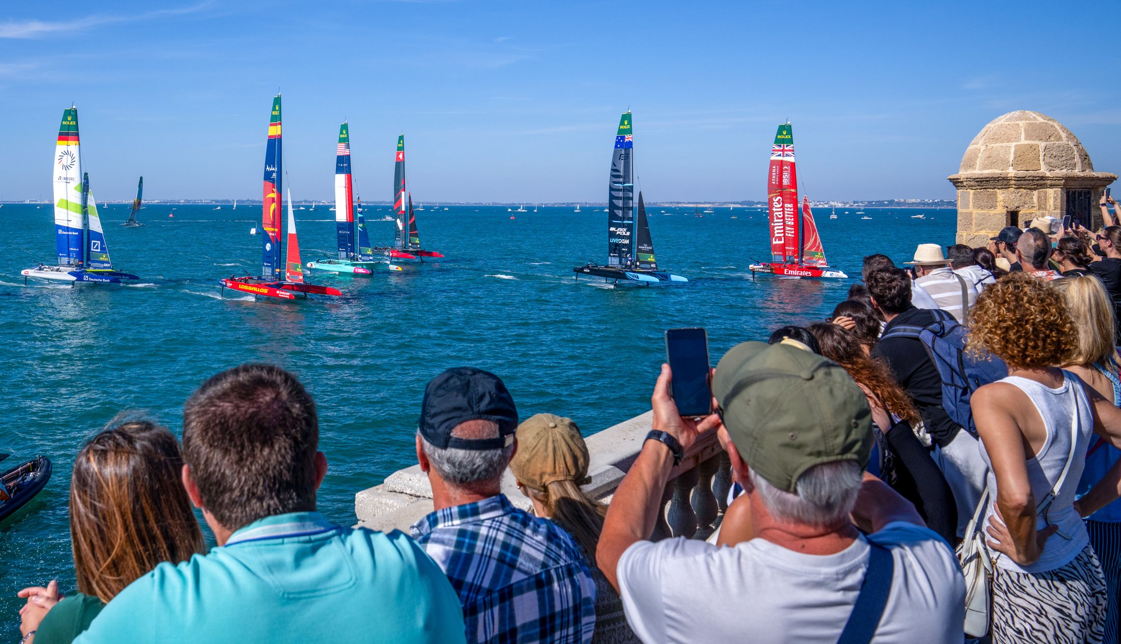 Espectadores de la prueba, este sábado en la balaustrada del paseo Carlos III.