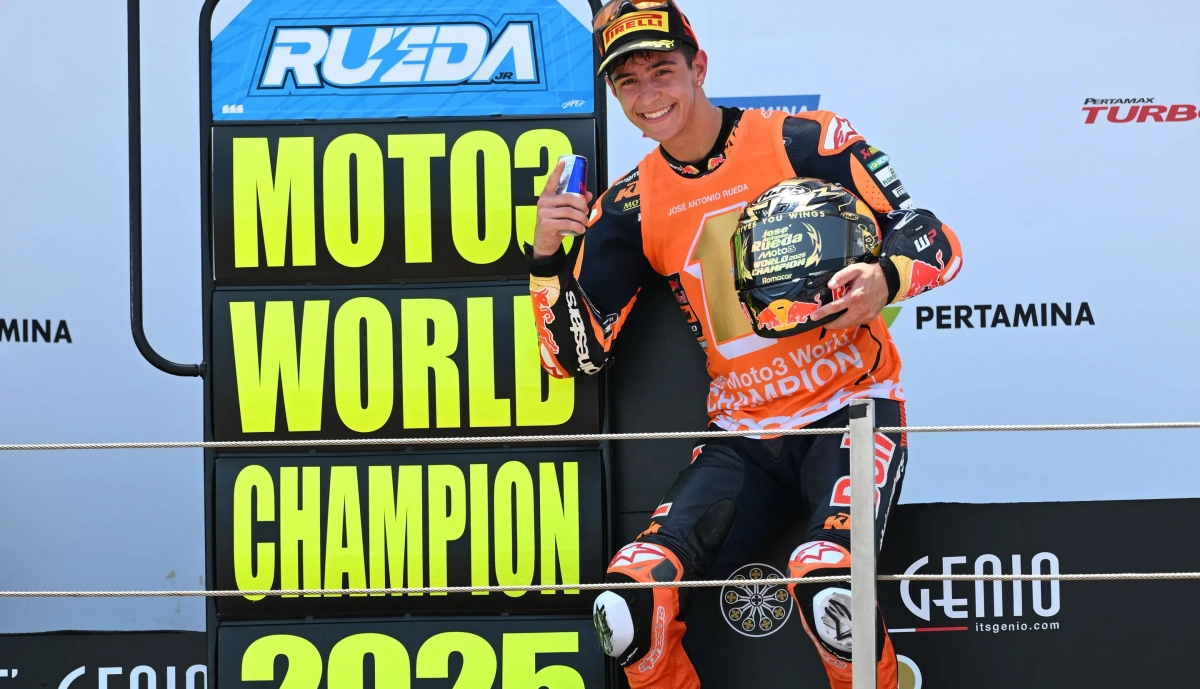 Rueda, posando con un cartel como campeón del mundo.