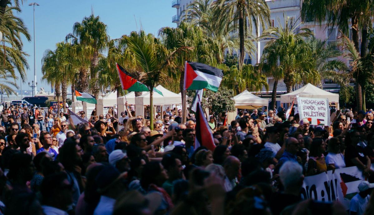 La plaza de San Juan de Dios, llena por la manifestación en apoyo a Palestina.