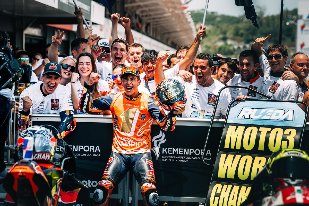 José Antonio Rueda, tras proclamarse campeón del mundo de Moto3.