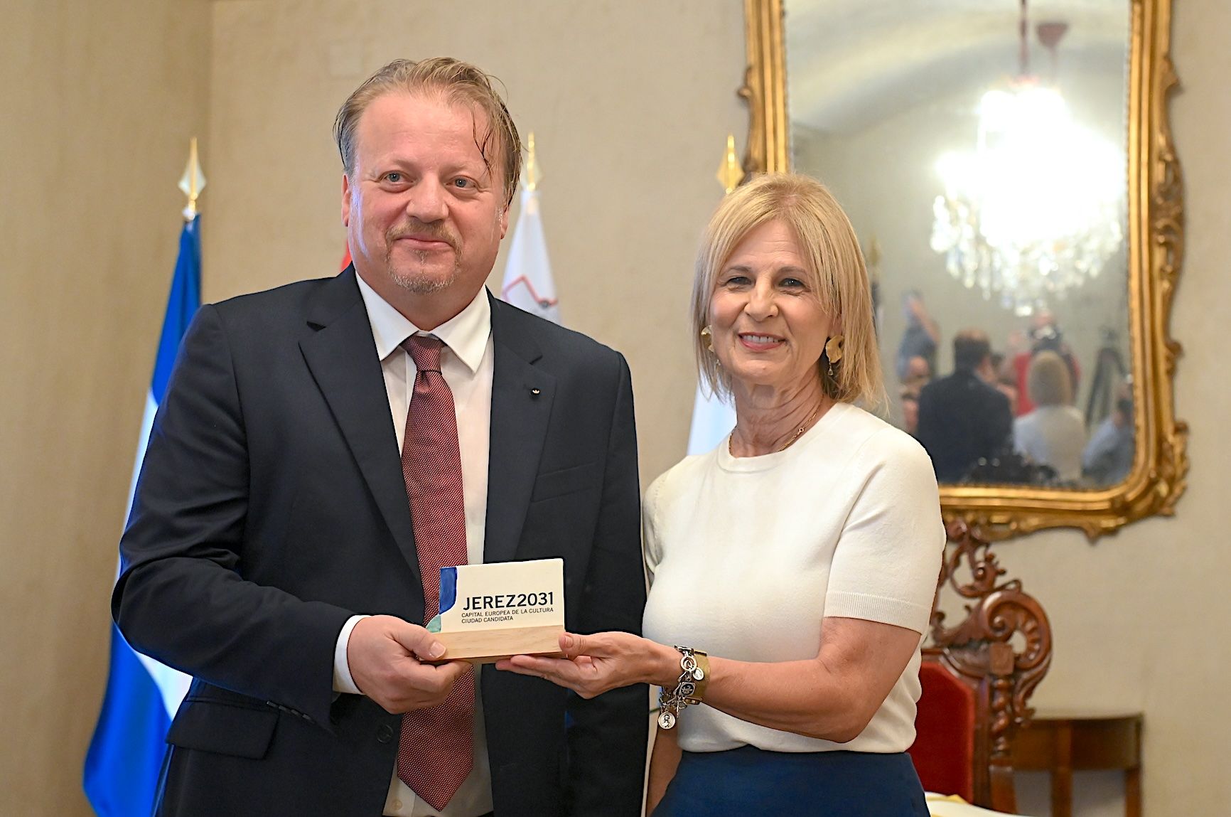 María José García-Pelayo y Brian Azzopardi, regidores de Jerez y  Rabat Città Victoria, sellan su hermanamiento.