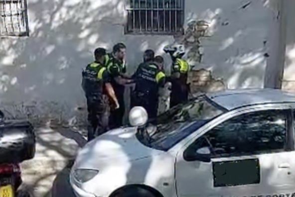 Un momento de la detención del presunto abusador, en una imagen de un vídeo que circula por redes sociales. Un momento de la detención del presunto abusador, en una imagen de un vídeo que circula por redes sociales.