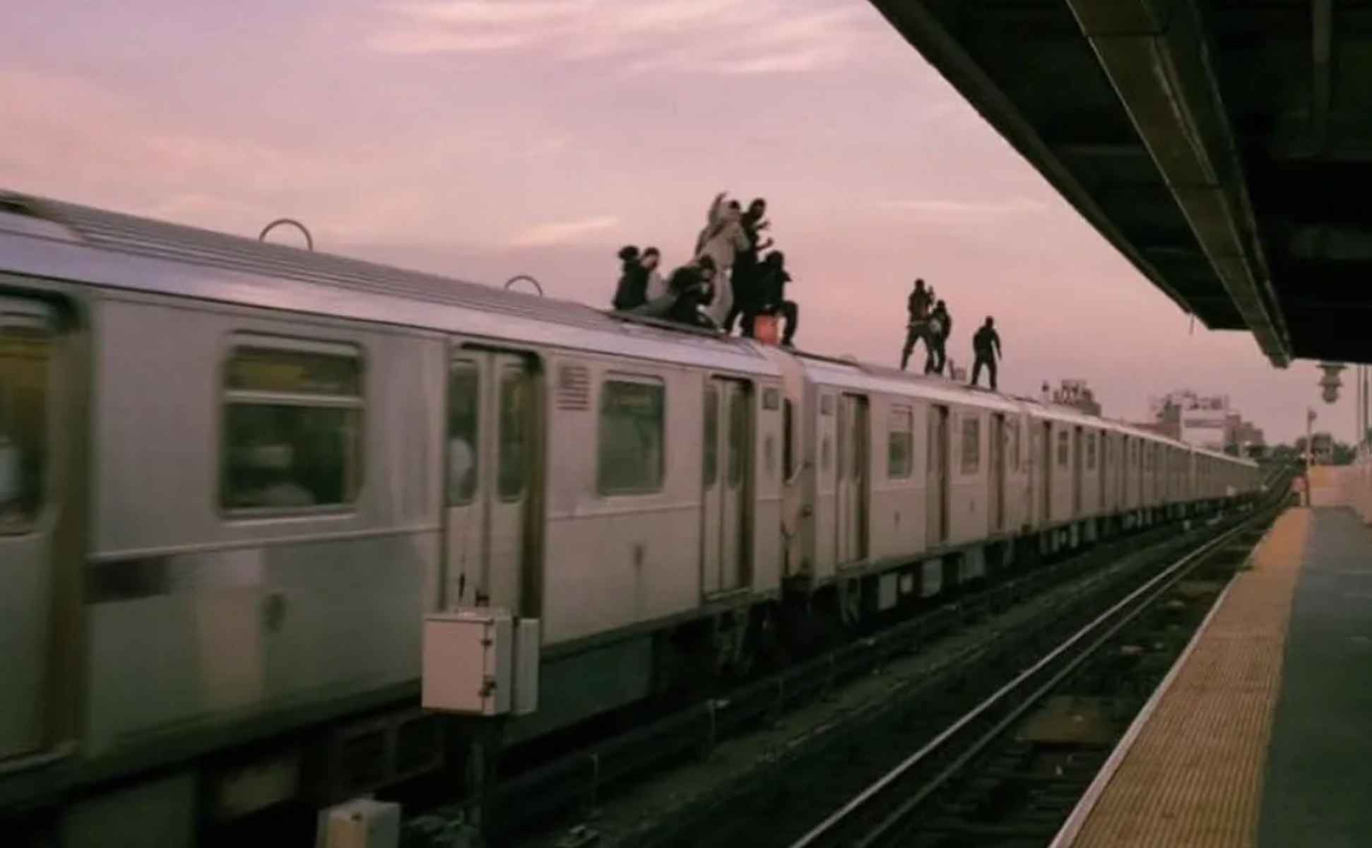 Varios menos subidos en lo alto de un tren. Varios menos subidos en lo alto de un tren.