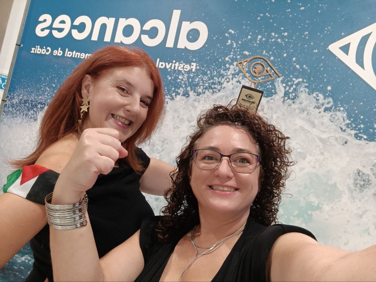 Sara Gallardo y Vanessa Perondi, con la Caracola del festival Alcances. 