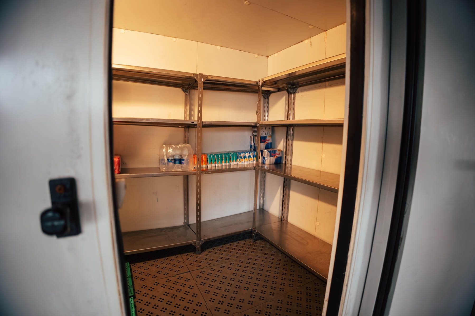 Imagen del comedor El Salvador, casi sin alimentos, este lunes.