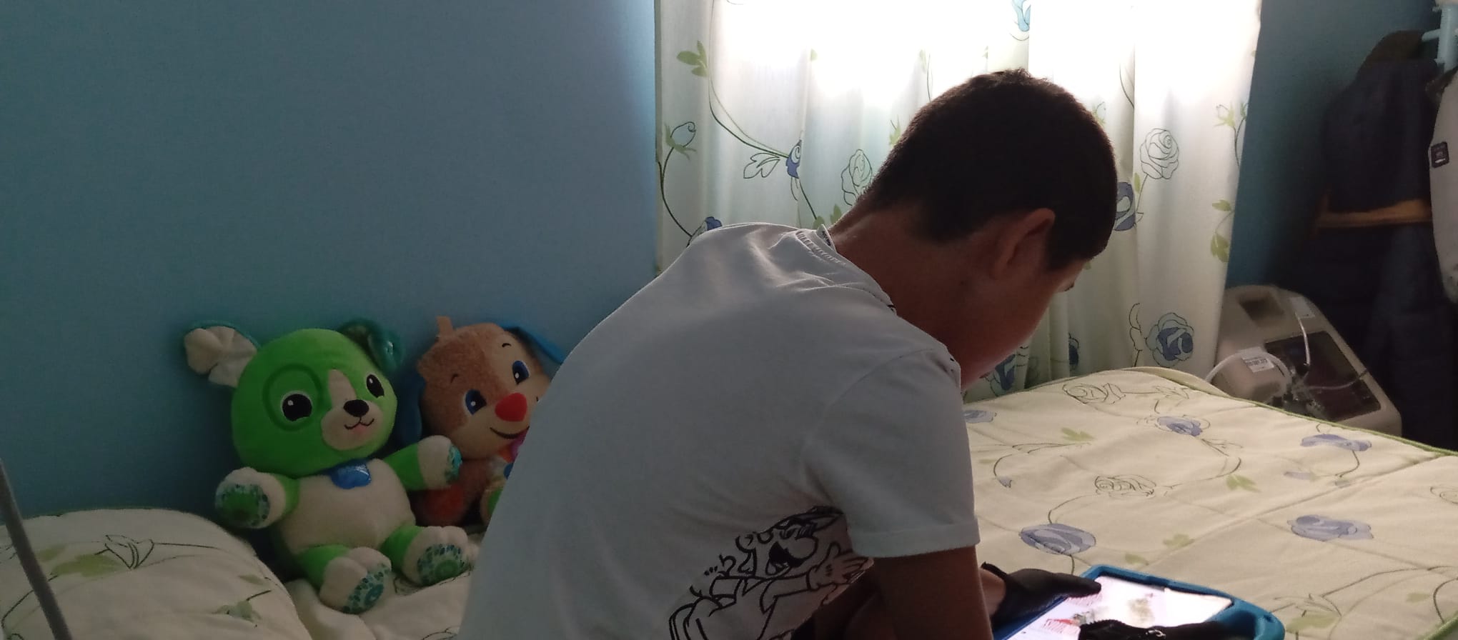 Daniel, el chico con autismo expulsado de la ruta de transporte desde Villaverde del Río hasta Sevilla, lleva tres semanas en casa.