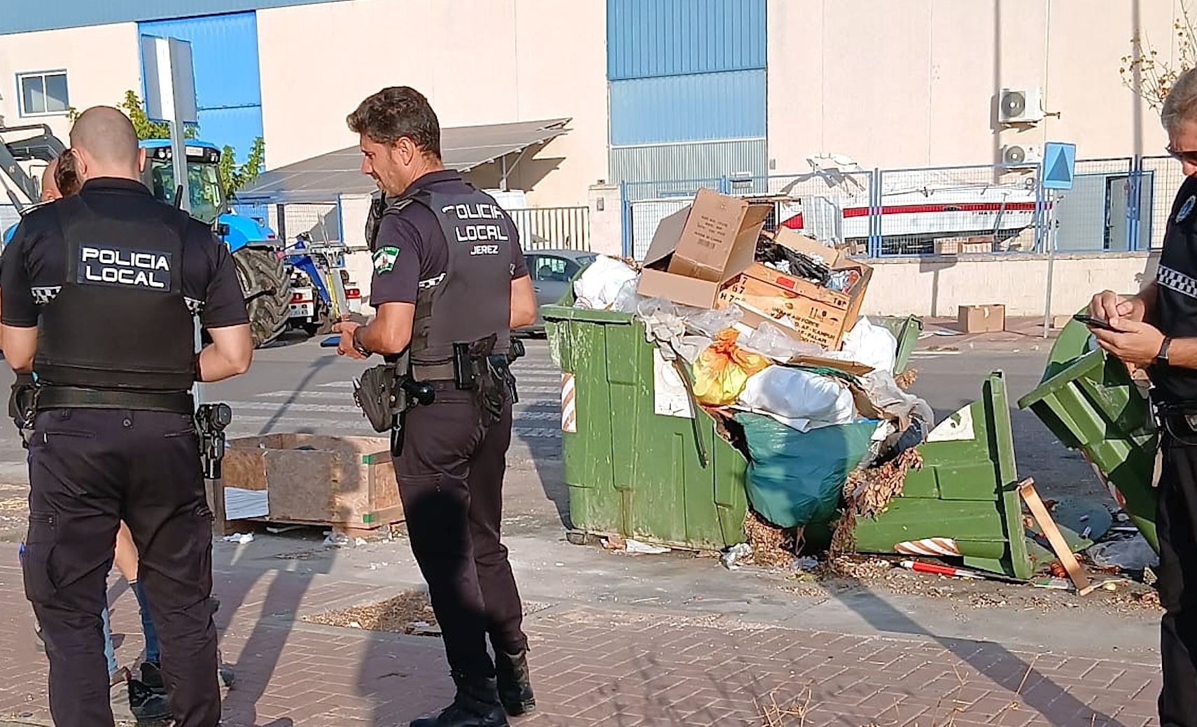 Agentes de Policía Local de Jerez, poniendo multas por tirar la basura fuera de horario.