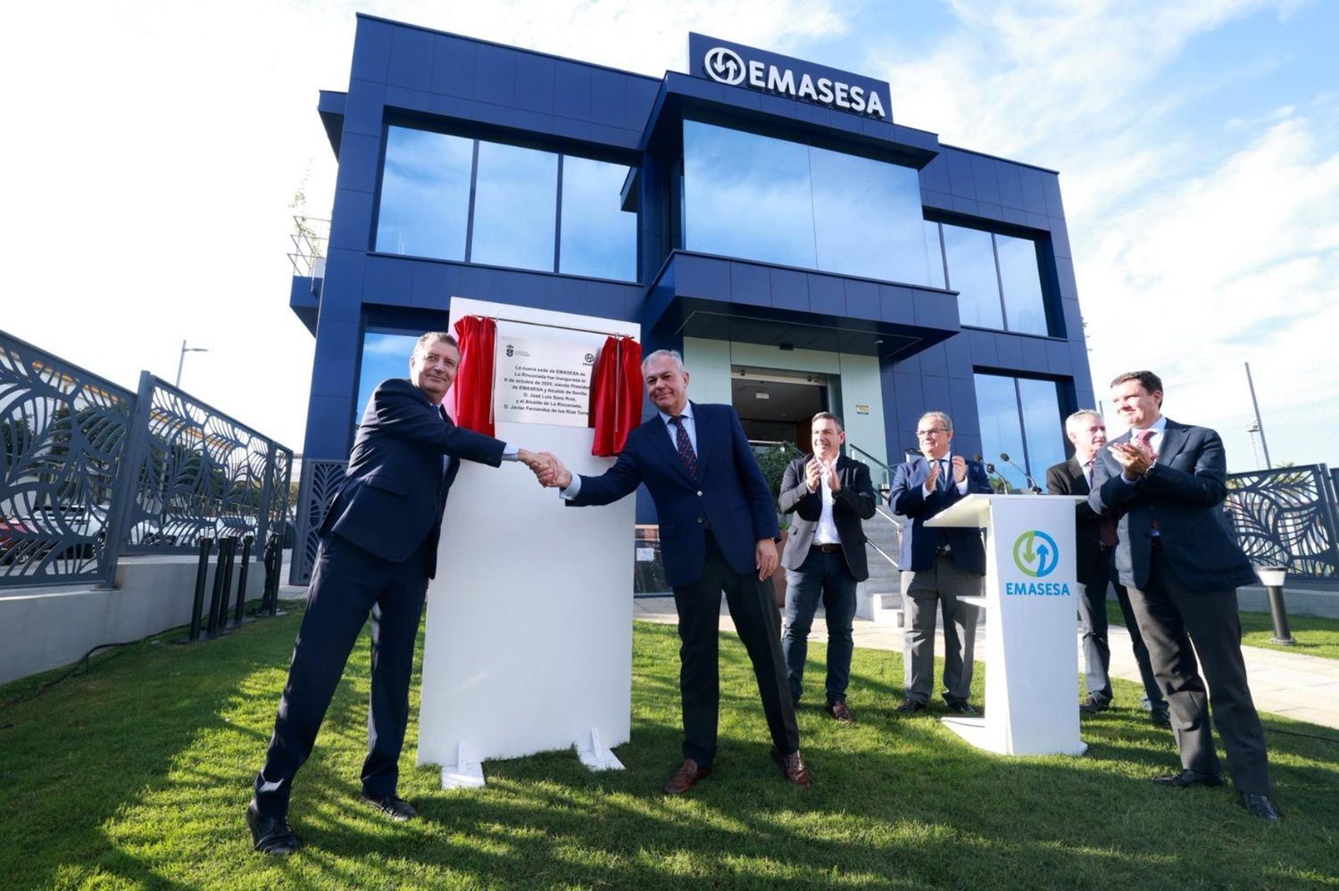 El alcalde de La Rinconada, Javier Fernández, con su homólogo sevillano José Luis Sanz, inaugurando la sede de Emasesa.