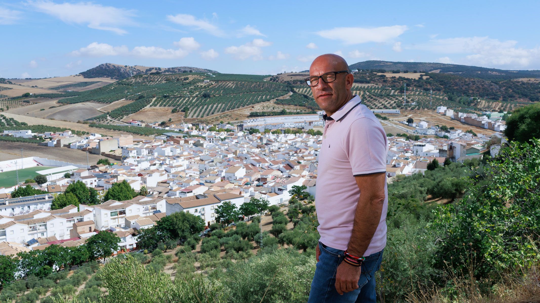 Rafael Aguilera, alcalde de Alcalá del Valle, desde el famoso mirados del pueblo de la Sierra de Cádiz, este pasado lunes. Rafael Aguilera, alcalde de Alcalá del Valle, desde el famoso mirados del pueblo de la Sierra de Cádiz, este pasado lunes.