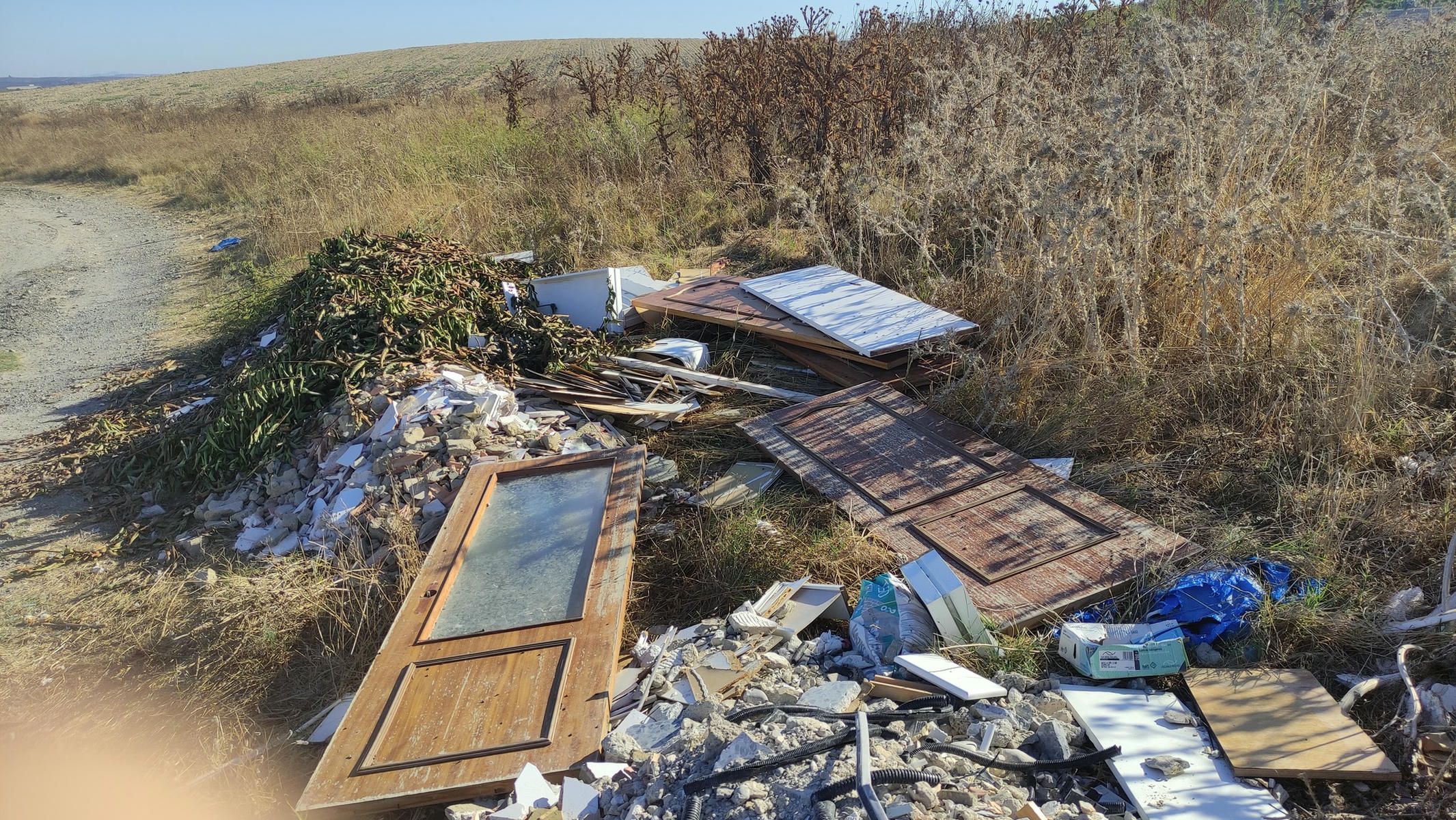 Vertedero descontrolado en la zona de Cañada Ancha, en la campiña de Jerez. Vertedero descontrolado en la zona de Cañada Ancha, en la campiña de Jerez.