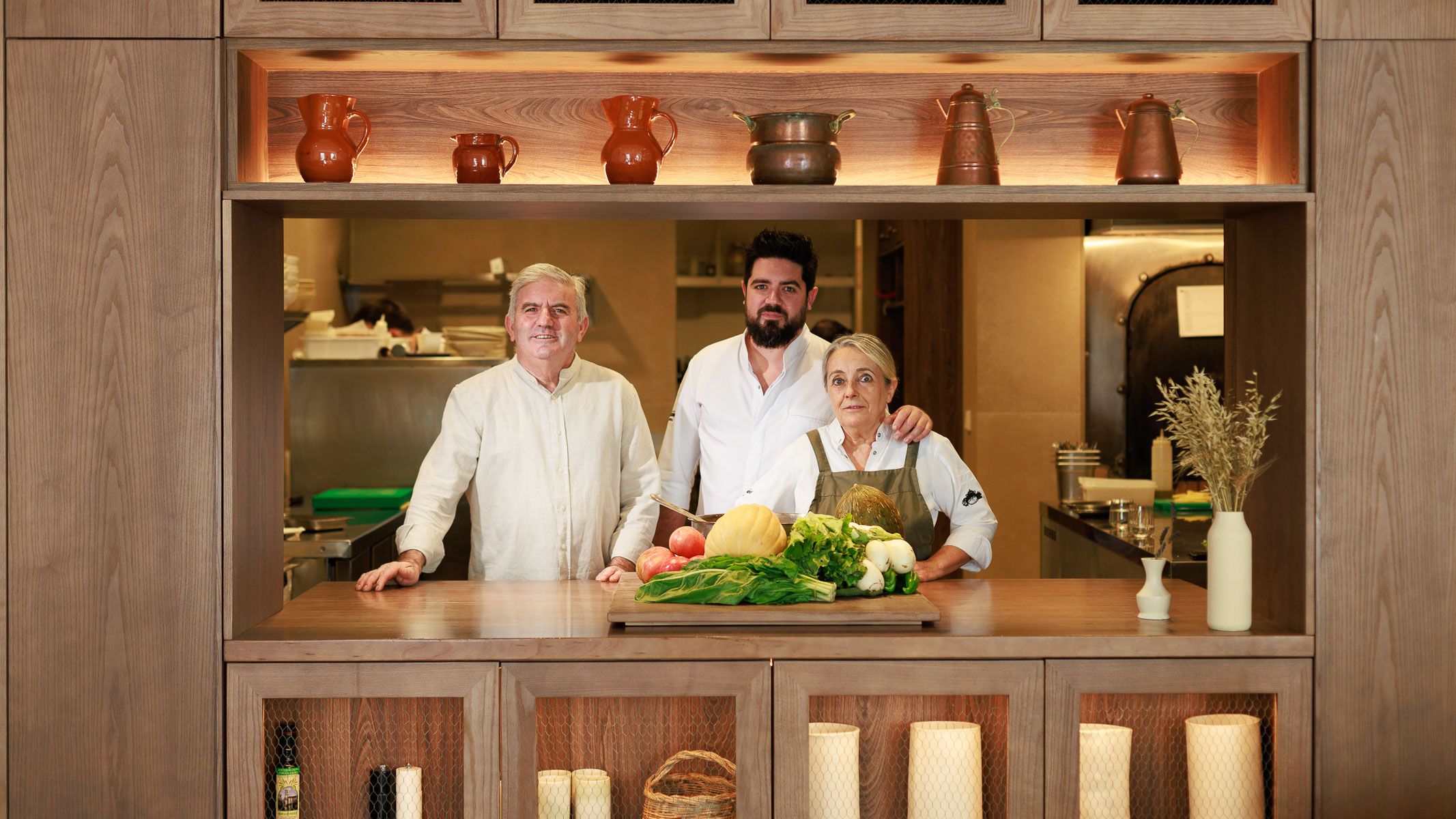 La familia Aguilera Jiménez: José, Pedro y Antonia, tras la barra que separa la sala de la cocina del Mesón Sabor Andaluz, en Alcalá del Valle.