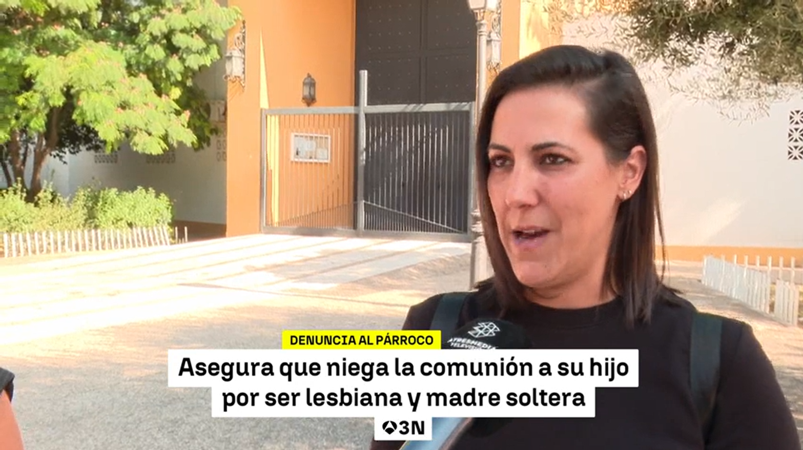 Mercedes frente a la iglesia de Pino Montano.