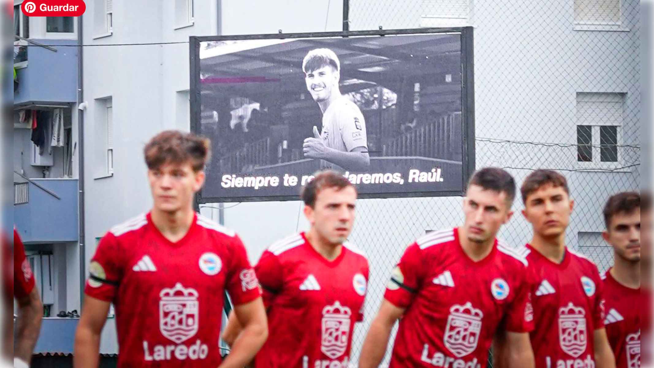 Jugadores del CD Laredo, con una imagen de Raúl Ramírez de fondo.   FOTO: CD LAREDO