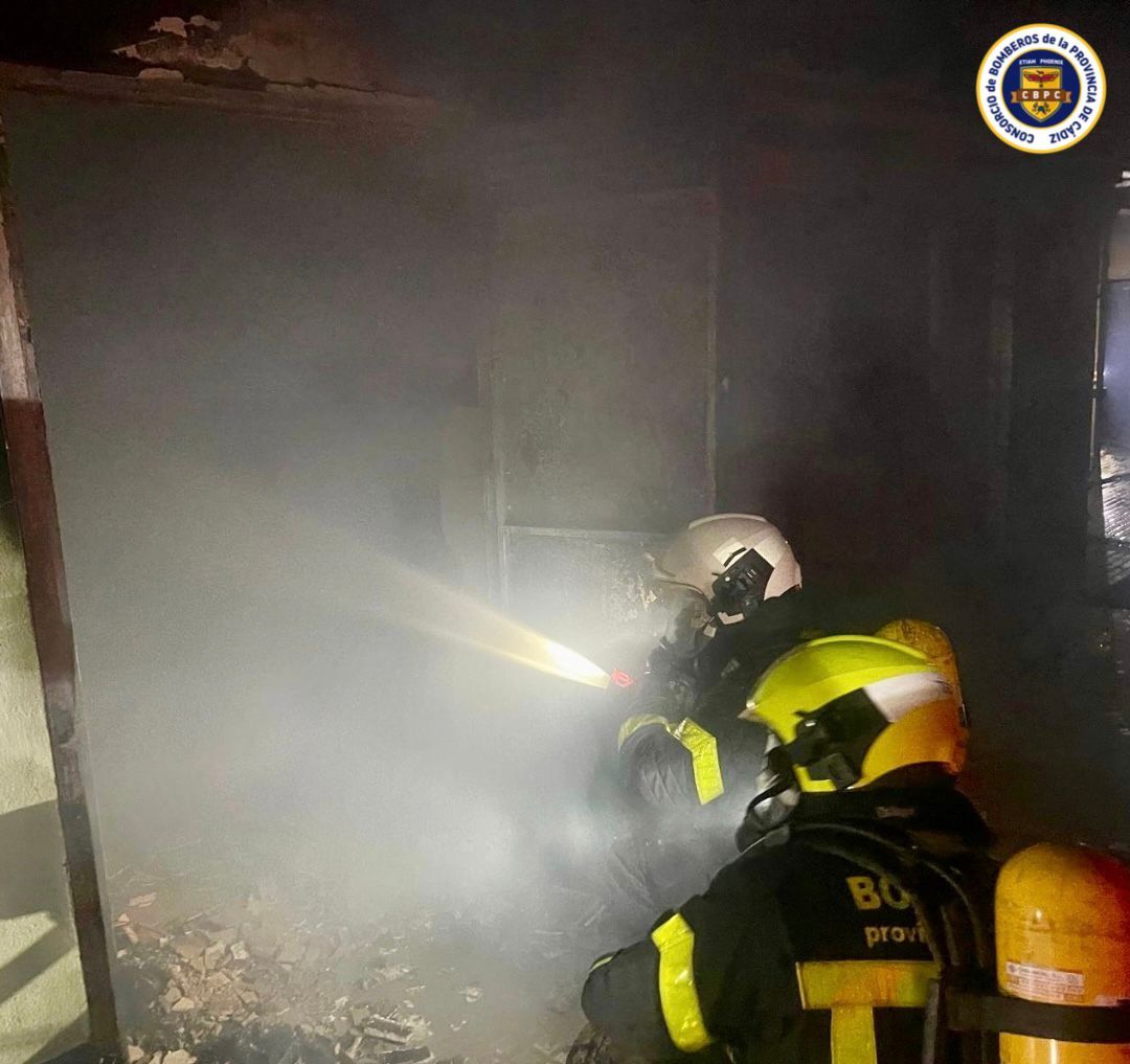 Bomberos, en plena extinción.