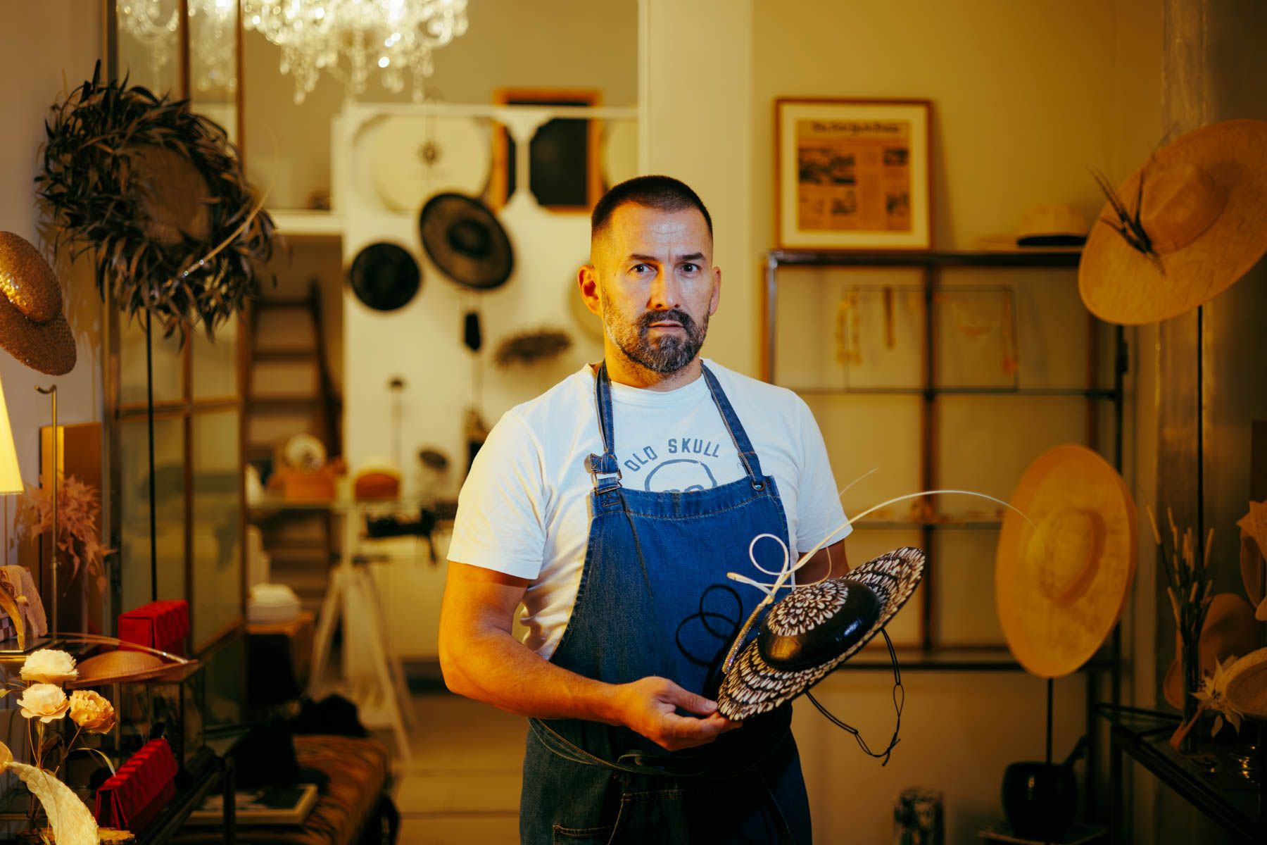 Agustín Roiz, de Sombrerería Roiz, rodeado de sombreros.