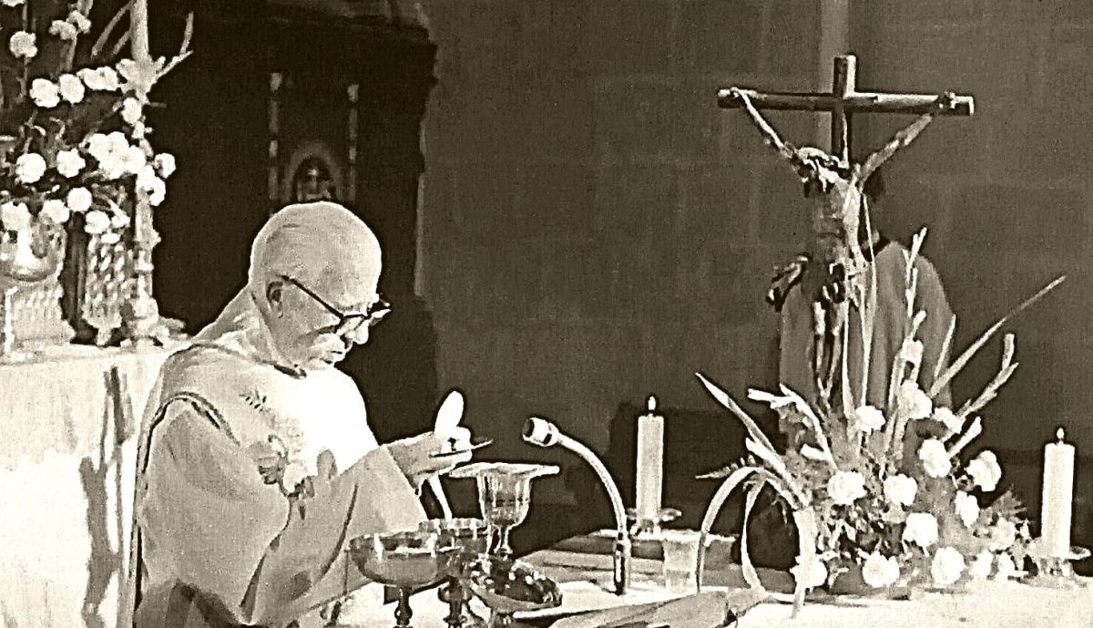 El sacerdote celebrando una misa.