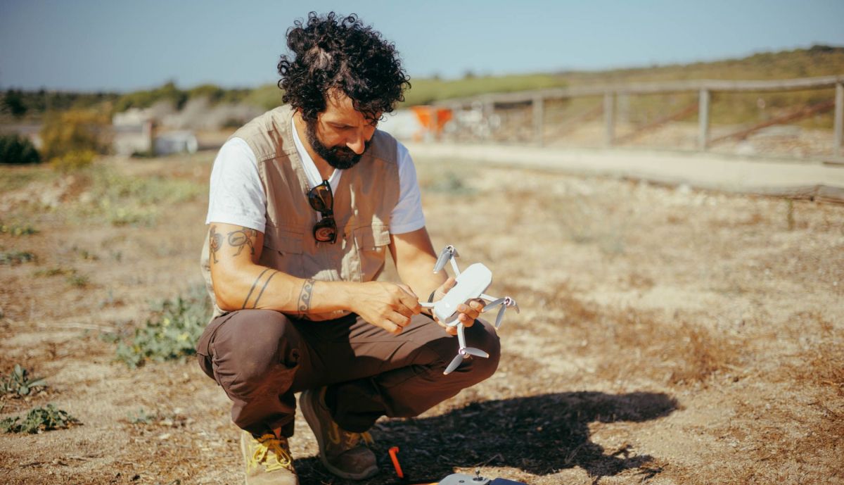 El investigador prepara el dron en el yacimiento de Doña Blanca. 
