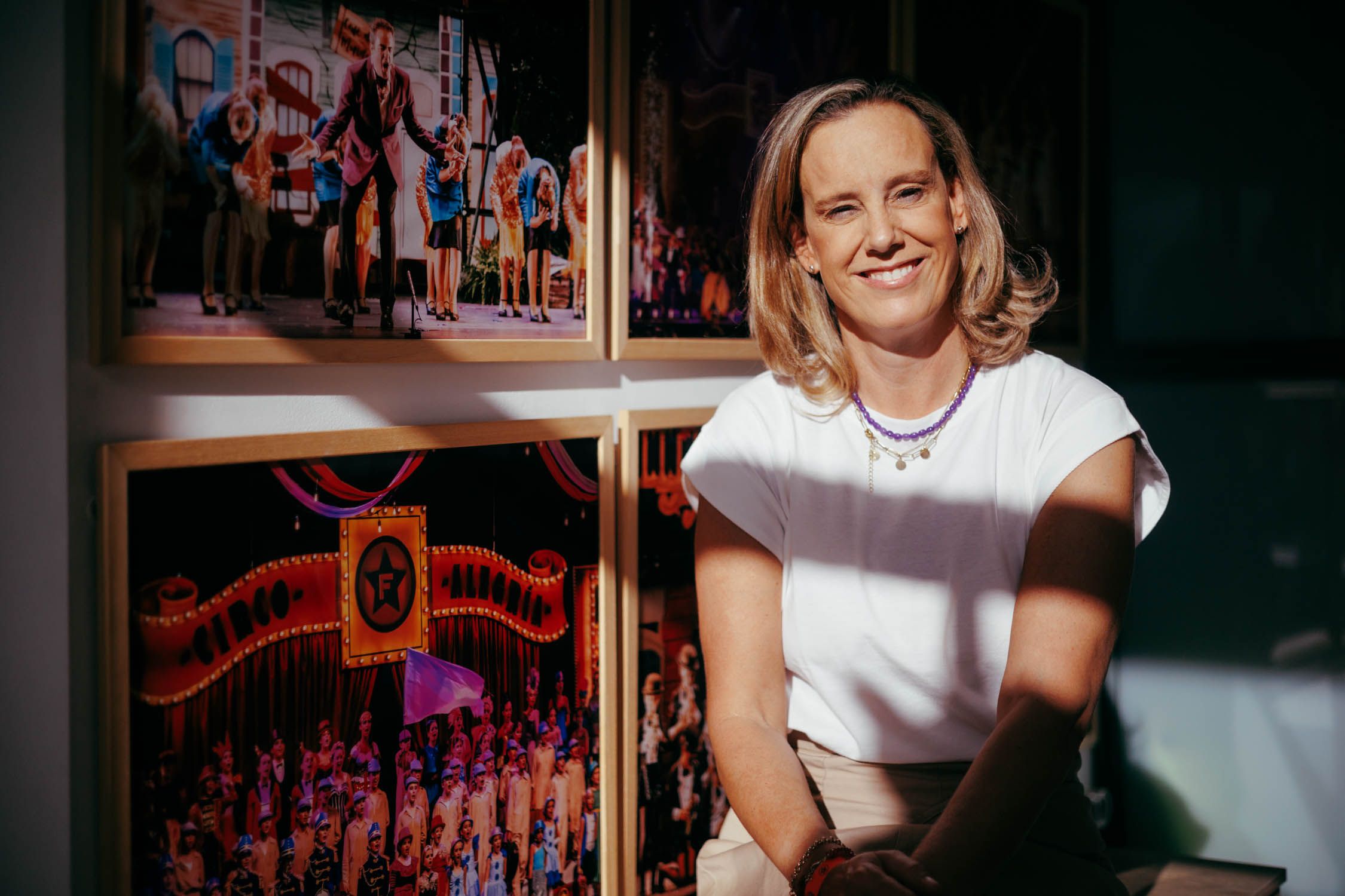 Fredes Insa, posando delante de fotografías del musical.