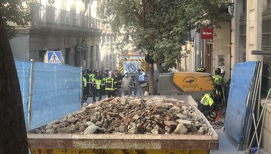 Exterior del edificio en obras derrumbado en Madrid.