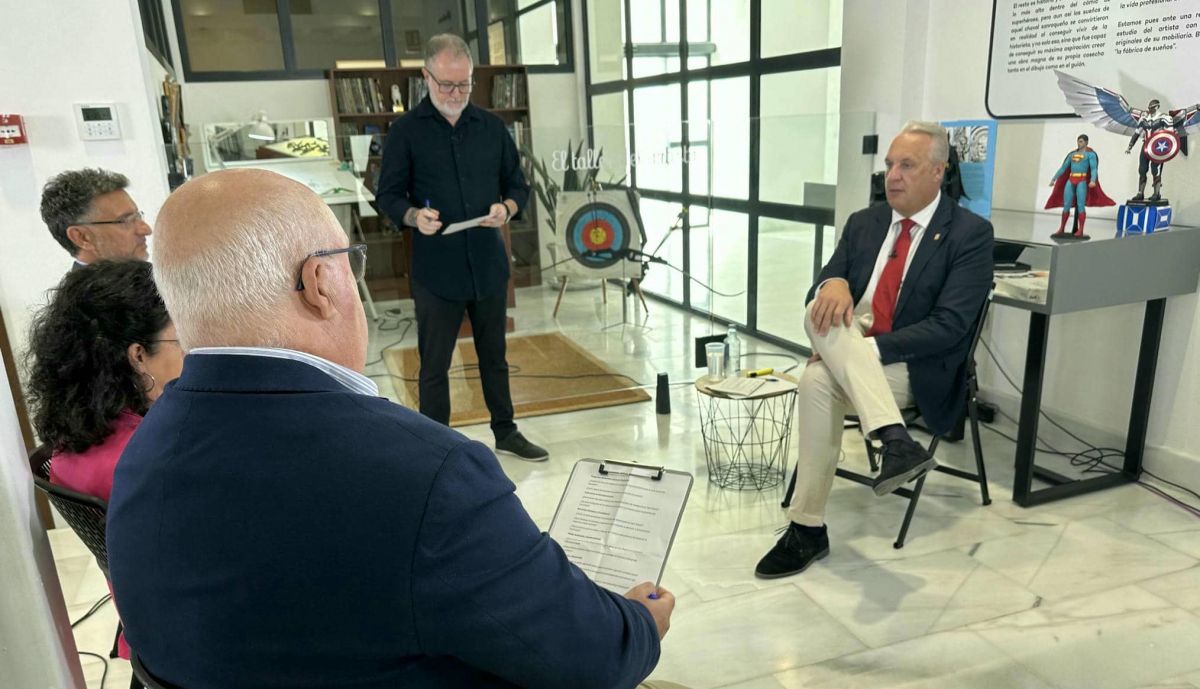 El alcalde de San Roque, Juan Carlos Ruiz Boix, durante la entrevista.