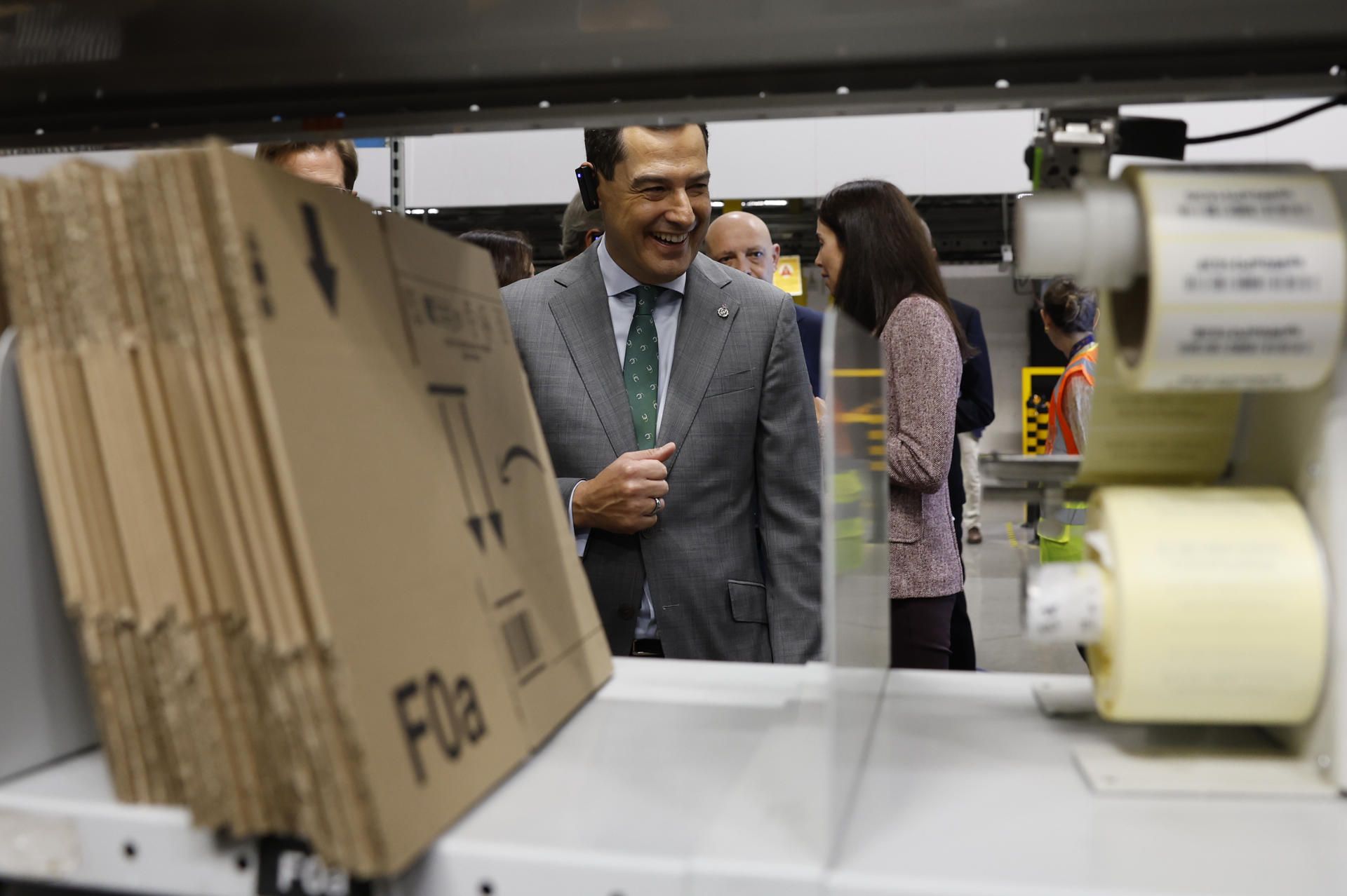 El presidente de la Junta, Juanma Moreno, en el centro logístico de Amazon en Dos Hermanas.