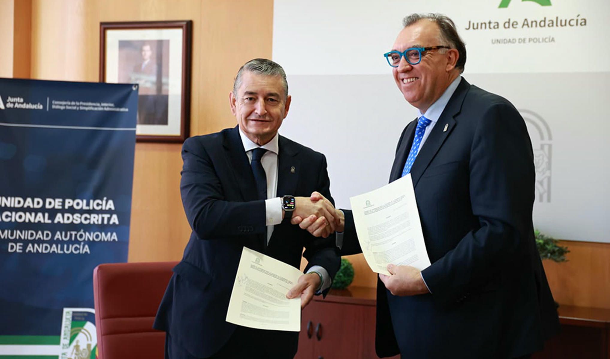 Los consejeros Antonio Sanz y Arturo Bernal se saludan después de la firma del convenio.