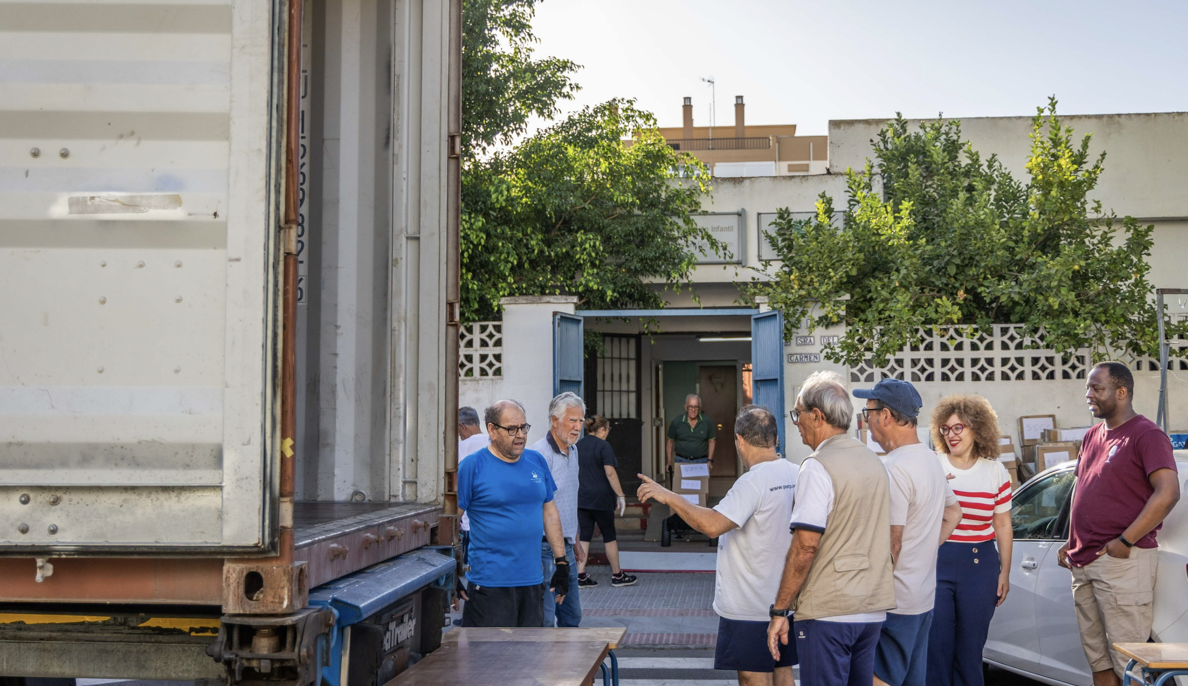 Voluntarios cargando el trailer con destino a Mozambique.