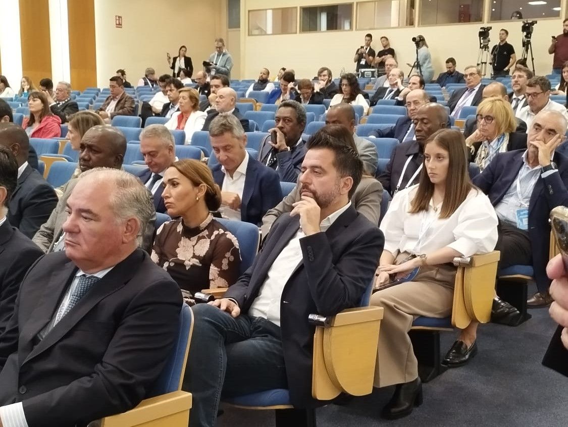 Asistentes a una de las sesiones informativas de Coxemar.