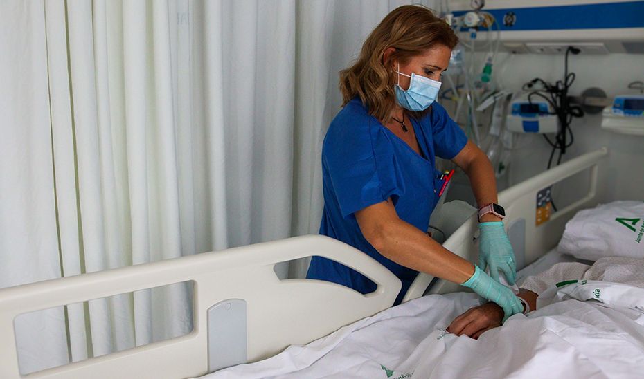 Una enfermera de Andalucía, durante una cura.