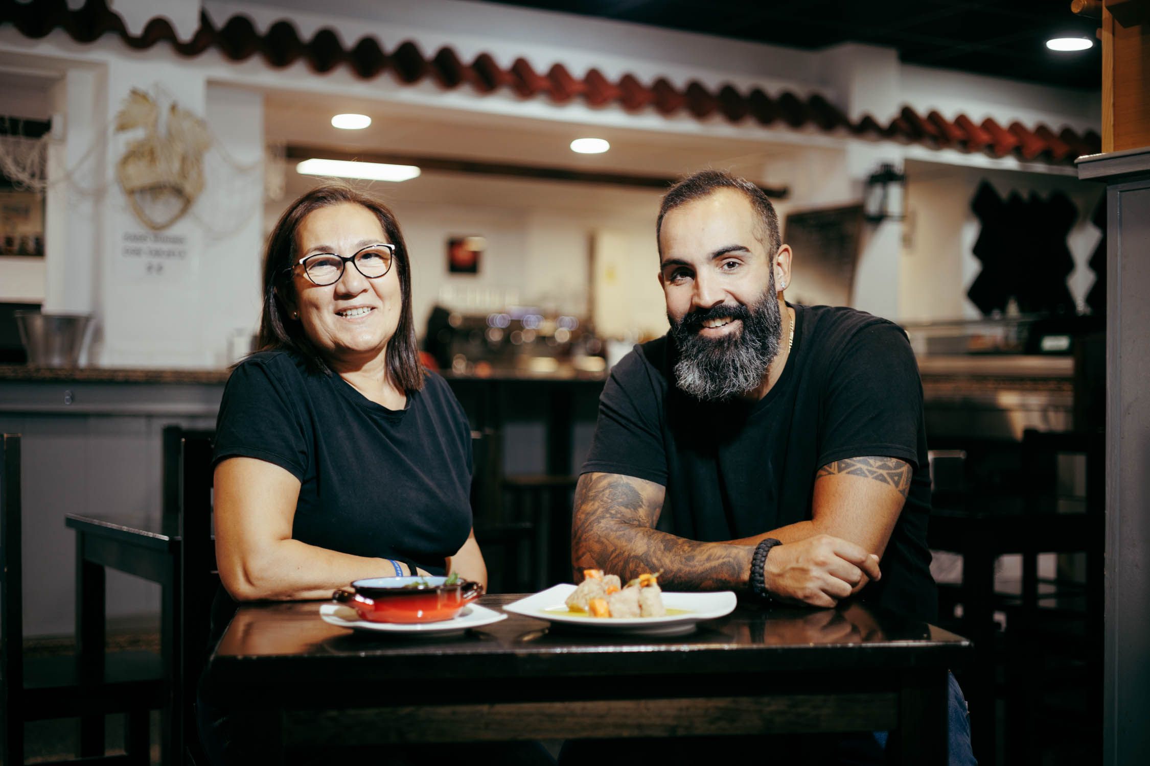 Consuelo Fernández y su hijo, Fran García, con algunos de los bocados de un bar de barrio por descubrir en Sevilla.