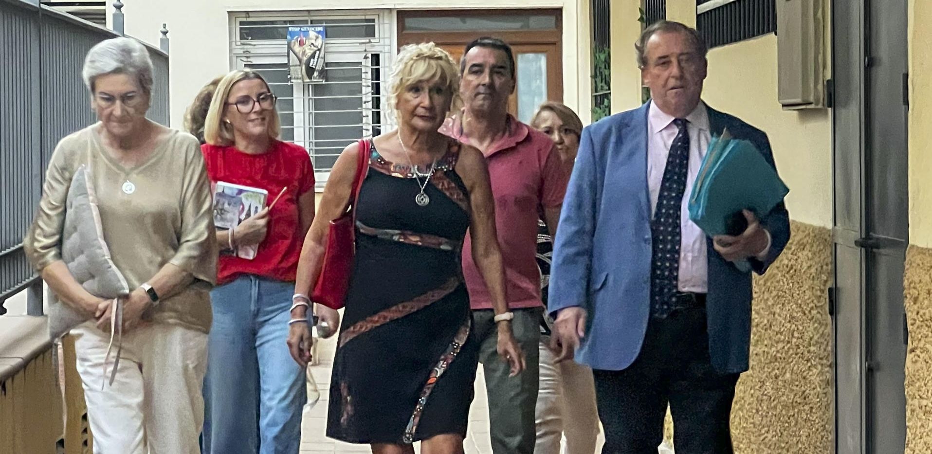 Representantes de Amama, junto a su abogado, tras la reunión de este martes.