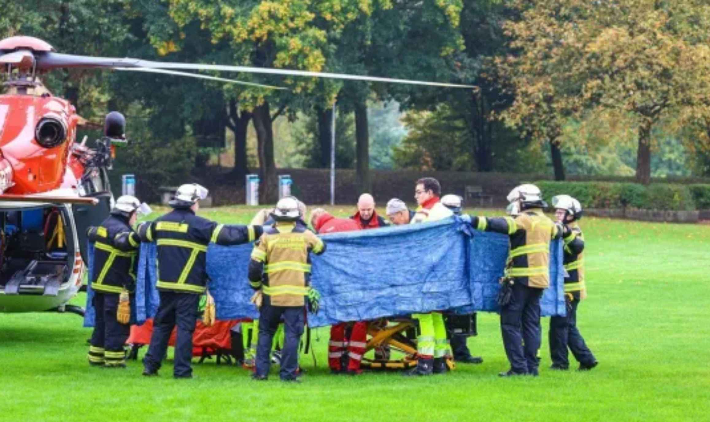 Equipos de emergencias, atendiendo a la alcaldesa tras ser apuñalada. Equipos de emergencias, atendiendo a la alcaldesa tras ser apuñalada.