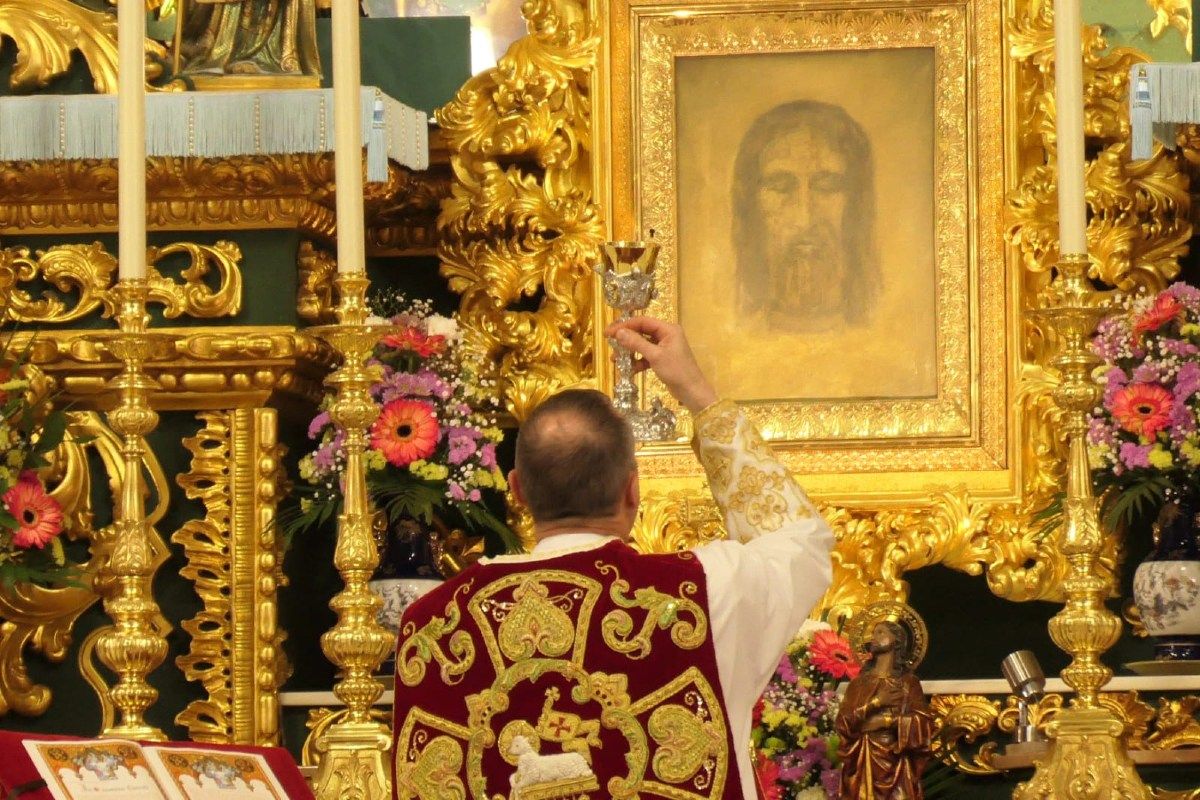 Una misa en el interior del templo de la Iglesia Palmariana. Una misa en el interior del templo de la Iglesia Palmariana.