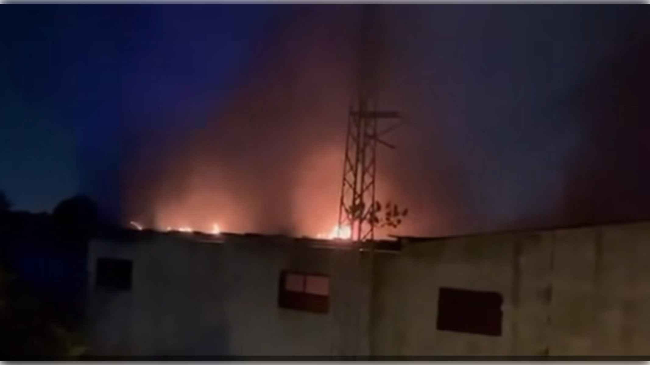 Imagen del incendio en Estella del Marqués. FOTO: JEREZ TV Imagen del incendio en Estella del Marqués. FOTO: JEREZ TV