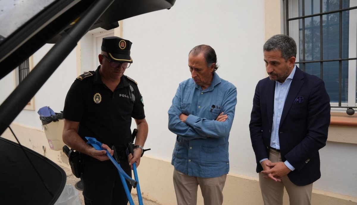 José María Román conoce los nuevos vehículos de la Policía Local.