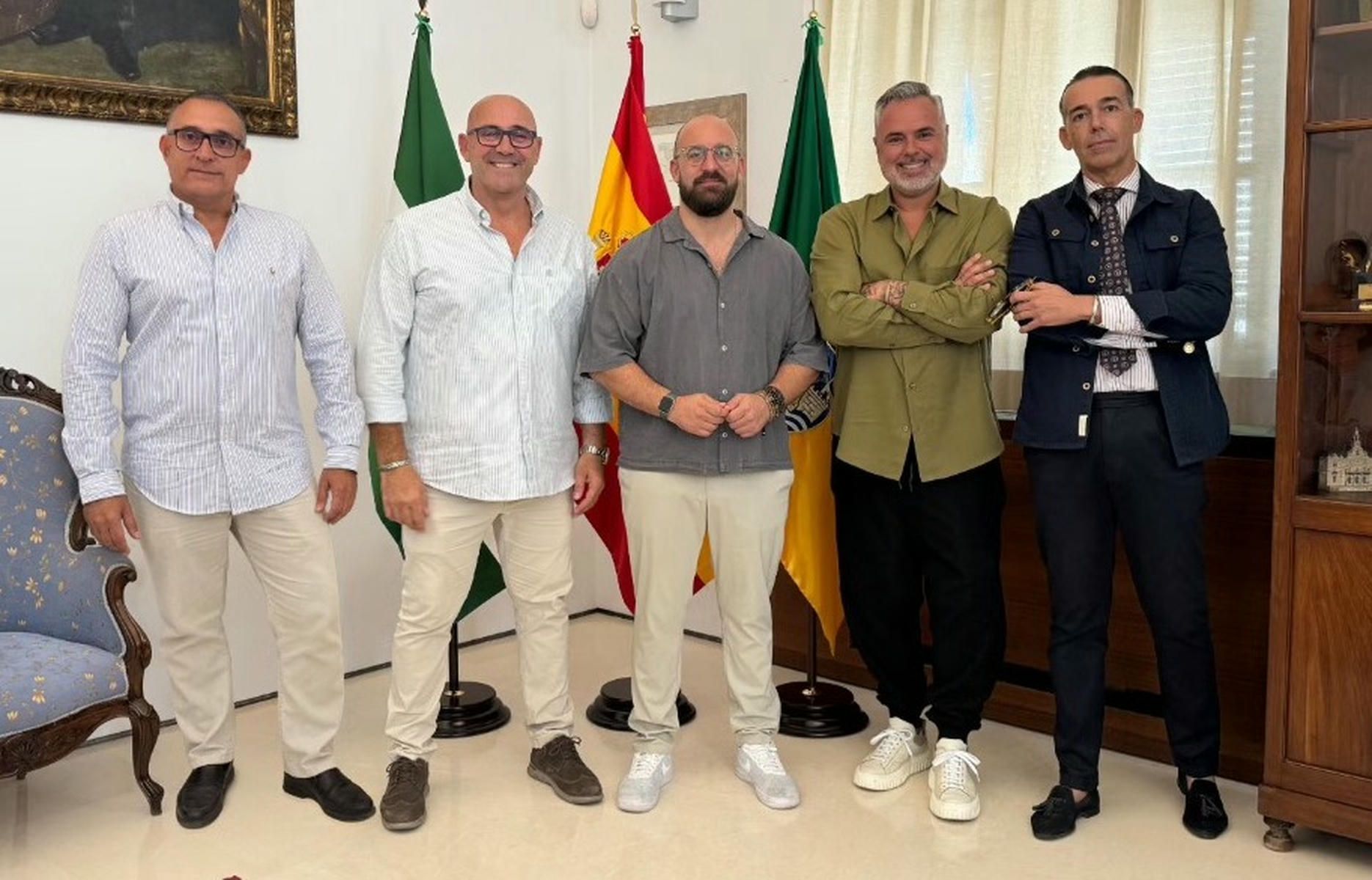 El alcalde, Germán Beardo, con Sus Majestades de la próxima cabalgata. El alcalde, Germán Beardo, con Sus Majestades de la próxima cabalgata.