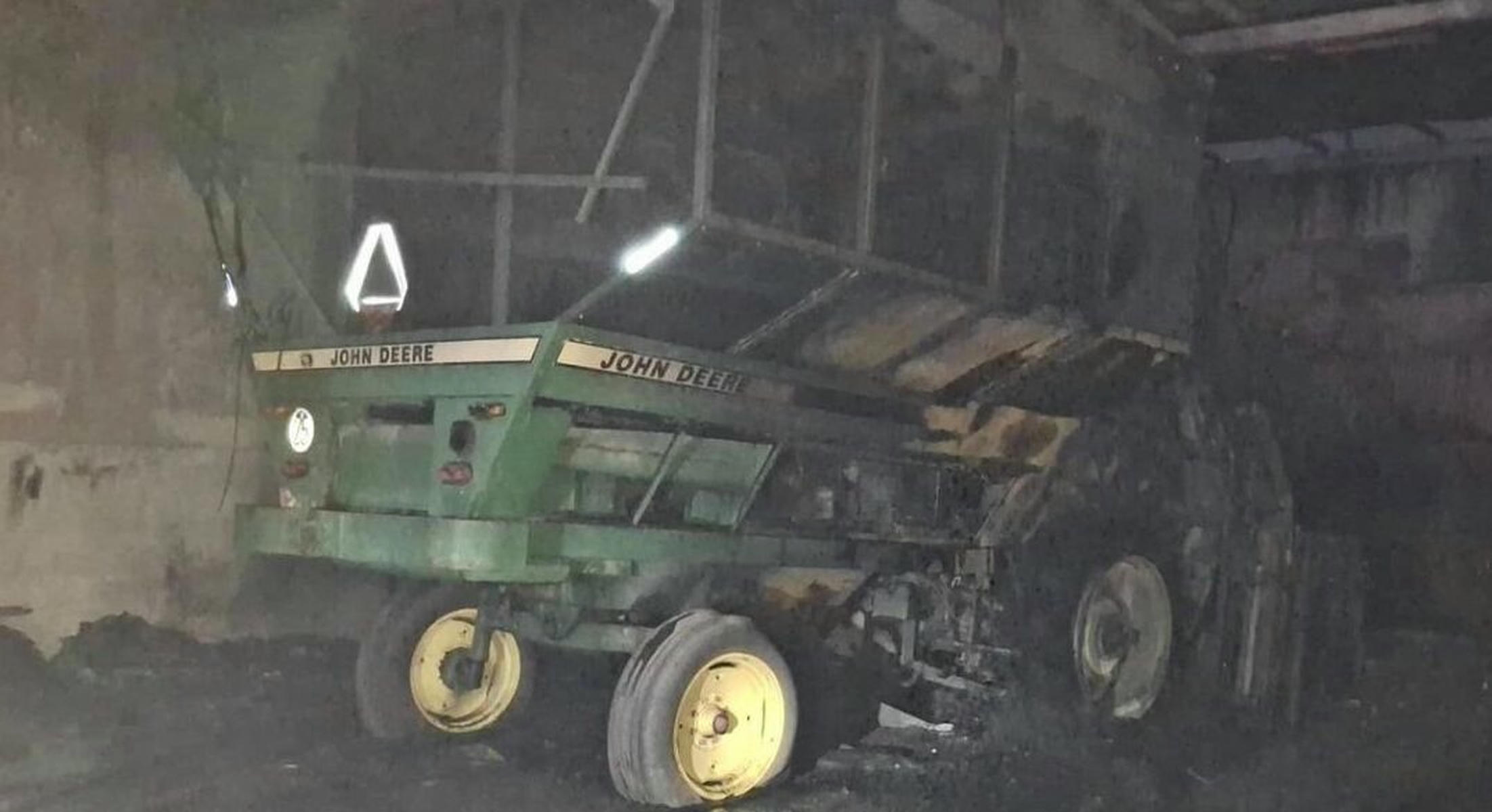 Una cosechadora con enseres y restos de basura dentro.