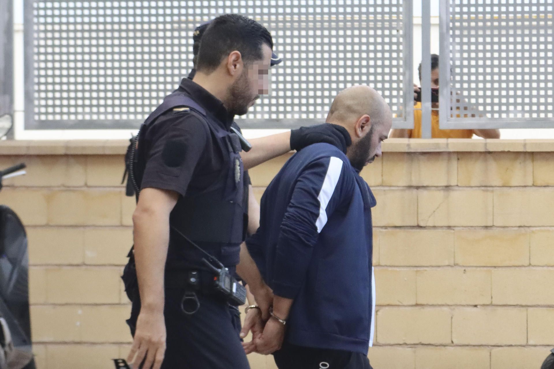 El padre del bebé de nueve días fallecido en Ceuta, tras ser detenido por la Policía Nacional. El padre del bebé de nueve días fallecido en Ceuta, tras ser detenido por la Policía Nacional.